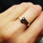 Moteriškas žiedas su juoda akute 2